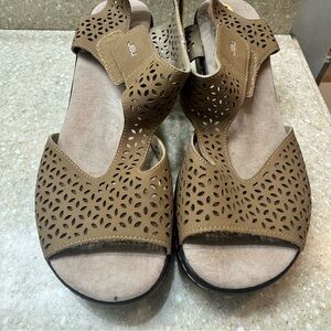 NWOTS JBU Tan Heeled Sandals 11